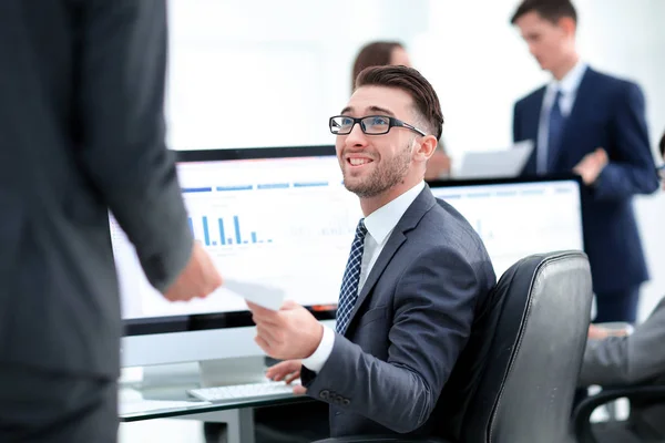 Werken op een computer in bedrijfsrapporten zakenman — Stockfoto