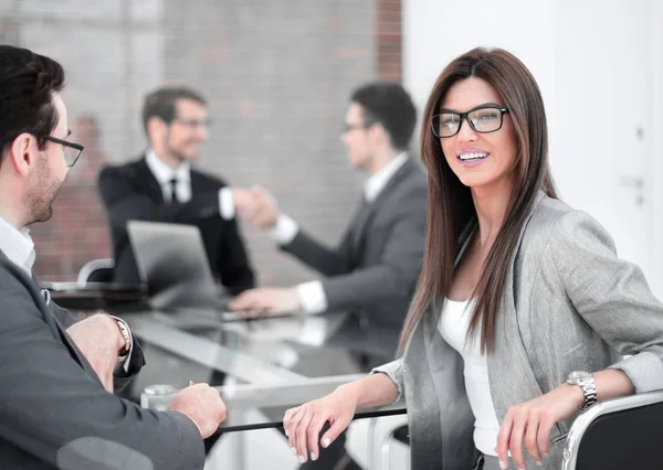 Hombre de negocios y mujer de negocios sentados a la mesa de negociaciones —  Fotos de Stock