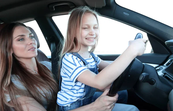 Mamma och hennes dotter som sitter vid ratten i en bil — Stockfoto