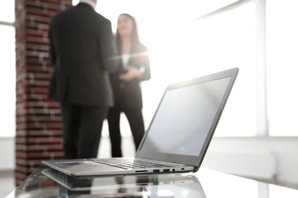 Mesa de espaço de trabalho funciona no escritório com um computador — Fotografia de Stock