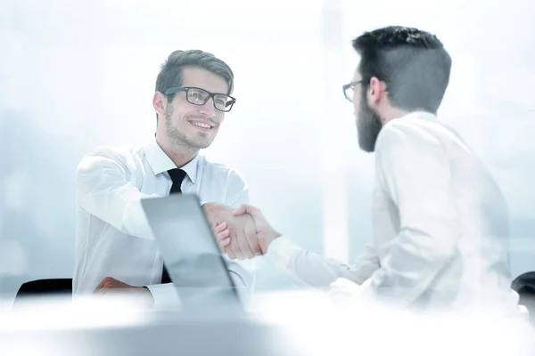 Dos empleados se saludan en el escritorio — Foto de Stock