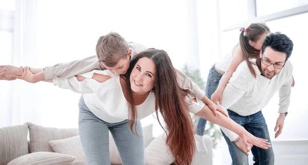 Parents heureux avec leurs enfants ont du plaisir — Photo