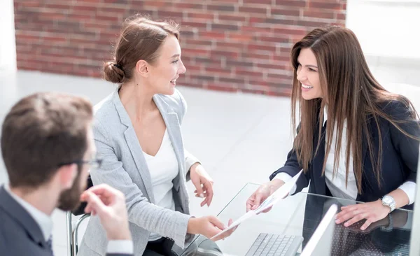 Wirtschaftsteam diskutiert die Arbeitsdokumentation — Stockfoto