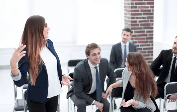 Equipo en la reunión de la oficina, ejecutivo amistoso discutiendo buenas noticias — Foto de Stock