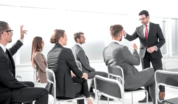 Imagen que muestra a gente de negocios teniendo una conferencia — Foto de Stock