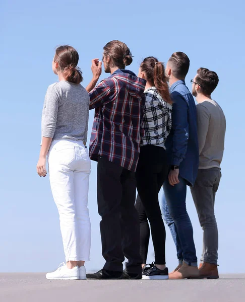 Achteraanzicht .een groep studenten kijken naar kopie ruimte. — Stockfoto