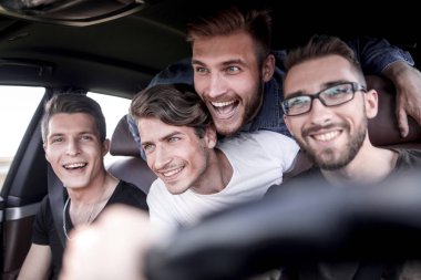 Bir araba kiralama ve bir yere sürüş arkadaşlar