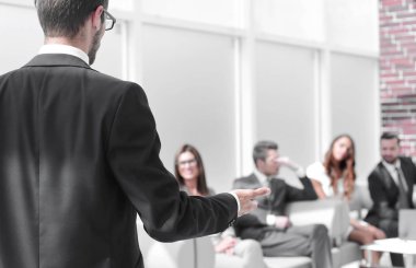 İş adamı iş ekibiyle bir toplantı yapıyor..