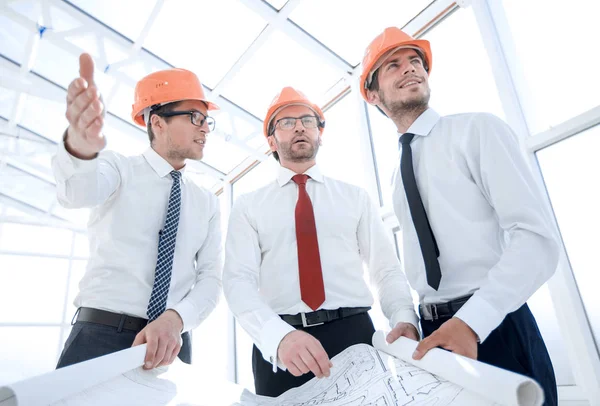 Empresário sério discutindo com arquitetos um novo projeto . — Fotografia de Stock