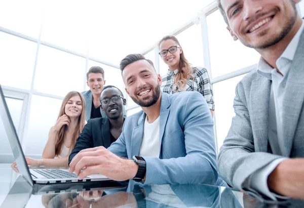 Mensen uit het bedrijfsleven vergadering rond tafel — Stockfoto