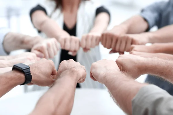 Hand in Hand mit dem Business-Team, das einen Kreis bildet — Stockfoto