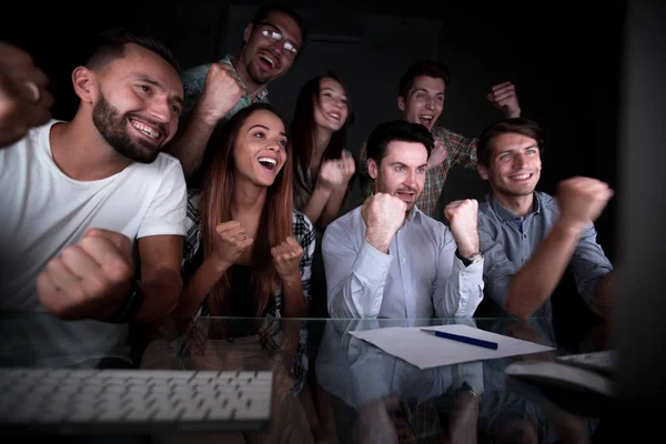 Szczęśliwy zespół biznesowy patrząc na monitor komputera — Zdjęcie stockowe