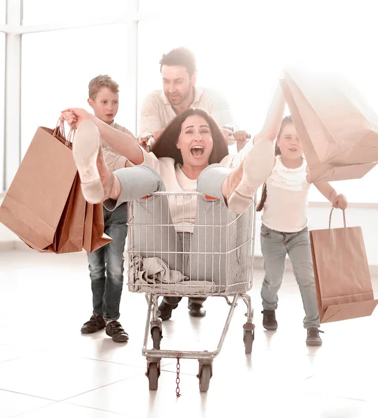 Familia alegre va de compras en un hipermercado — Foto de Stock