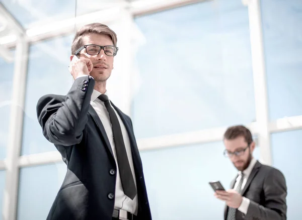 Moderner Geschäftsmann, der auf einem Mobiltelefon spricht — Stockfoto