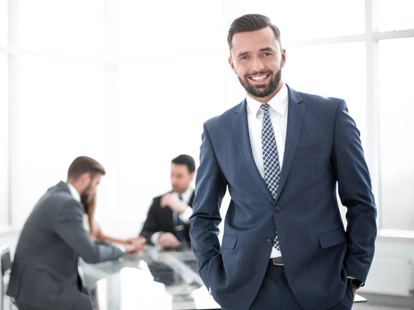 Jeune homme d'affaires debout dans un bureau lumineux — Photo