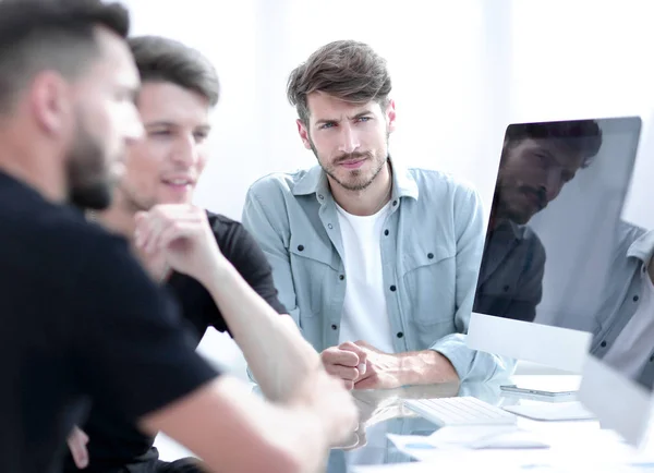 Jovens Ocupados Conversando Planejando Trabalhos Futuros Escritório Espaço Aberto Colegas — Fotografia de Stock