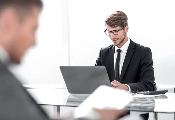 Biznesmen w kolorze w pakietu office za pomocą tabletu — Zdjęcie stockowe