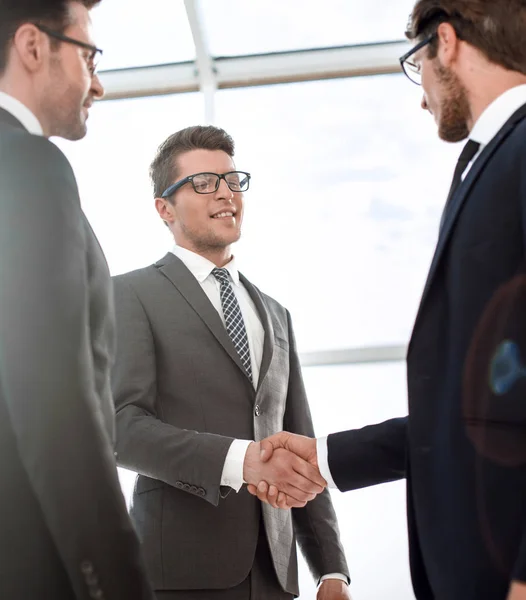 Close up.young empresario estrechando la mano con el inversor — Foto de Stock