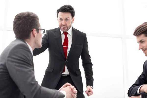 Affärsman prata med anställda vid ett arbetsmöte — Stockfoto