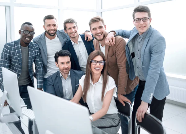 Portret van een multinationale bedrijf team in een modern kantoor — Stockfoto