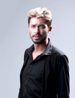 Yakışıklı sakallı adam gri arka plan üzerinde