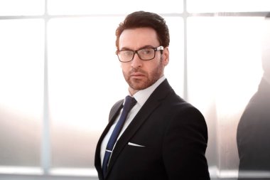 ofis pencere arka plan üzerinde emin iş adamı