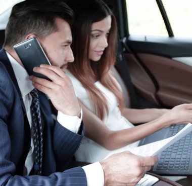 Arabada telefonda konuşurken kendinden emin iş adamı