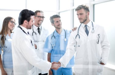 Hastane koridorunda tokalaşırken doktorlar
