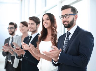 Grup iş adamları biri görevliler içinde ayakta alkış