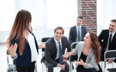 Ofis Toplantı, dostu icra iyi haber tartışırken ekibi 