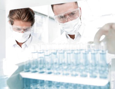 bilim adamları test tüpleri ve laboratuar mikroskobu ile çalışma