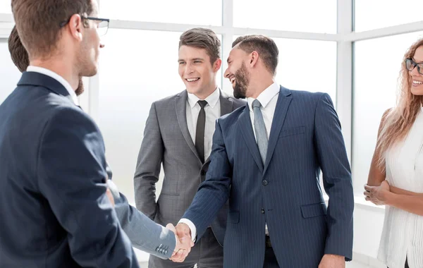 Uomo d'affari sorridente stringere la mano con il suo partner — Foto Stock