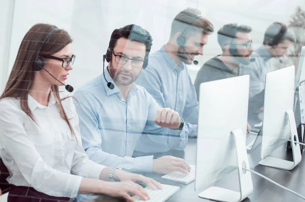 Support operators in the workplace in the call center — Stock Photo, Image