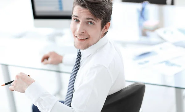 Werknemer, zittend voor de laptop — Stockfoto