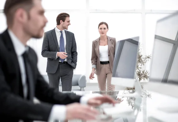 Anställda i en modern bank-kontor — Stockfoto