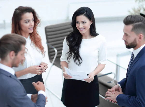 Equipo de negocios discutiendo un gráfico financiero — Foto de Stock