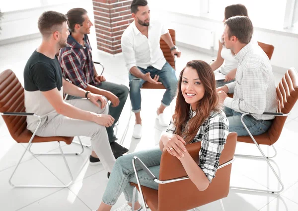 Junge Managerin sitzt in der Werkstatt — Stockfoto