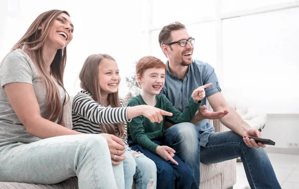 Szczęśliwa rodzina oglądania ich ulubionego programu telewizyjnego. — Zdjęcie stockowe