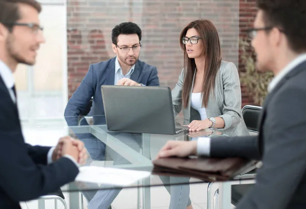 Bankangestellte arbeiten mit Kunden am Schalter. — Stockfoto