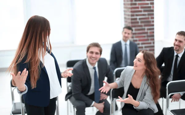 Equipo en la reunión de la oficina, ejecutivo amistoso discutiendo buenas noticias — Foto de Stock