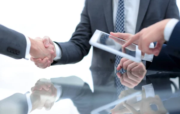 Dois empresários confiantes apertando as mãos durante uma reunião no — Fotografia de Stock