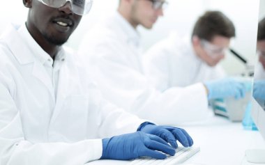 bir grup bilim adamı laboratuvar masasında arka plan görüntüsü