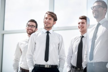 başarılı çalışanlar ofis pencere ayakta