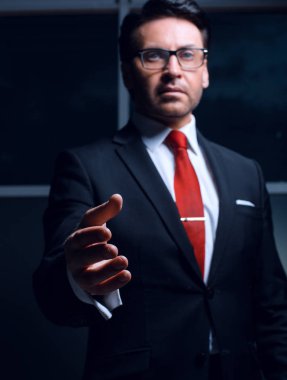 bir el sıkışma için uzanarak up.businessman kapatın