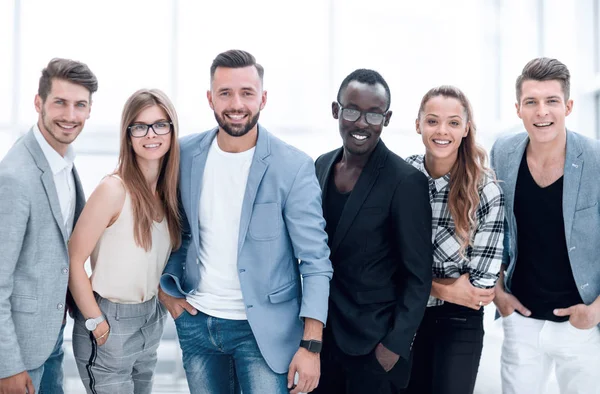 Glückliche Gruppe von Menschen, die in einer Reihe vor weißem Hintergrund stehen — Stockfoto
