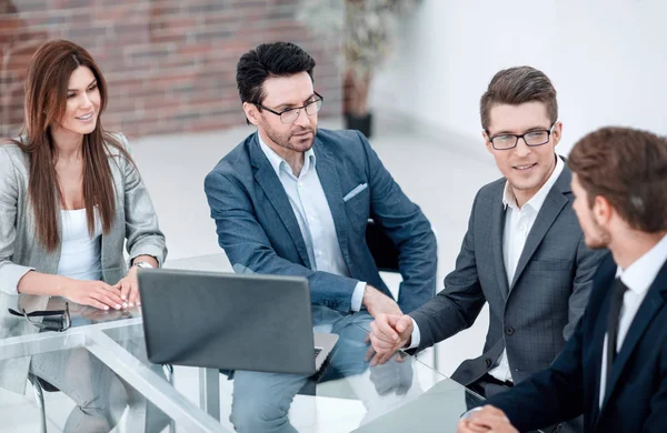 Geschäftsteam hält ein Geschäftstreffen ab — Stockfoto