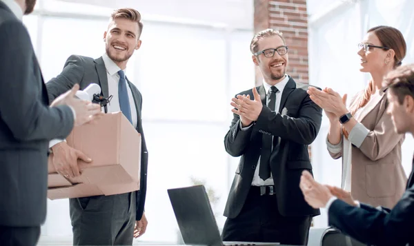 Obchodní tým vítá nového zaměstnance — Stock fotografie