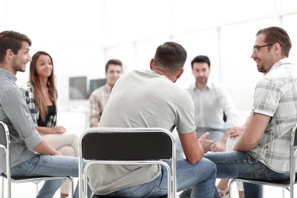 Equipe de negócios discutindo tarefas atuais — Fotografia de Stock