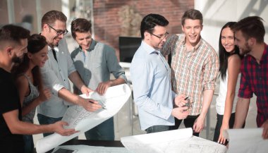 Tasarımcı ve Mimarlar yeni skeçler tartışırken Grup