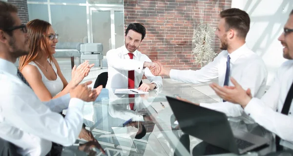 Бізнес команда аплодує діловим партнерам на зустрічі — стокове фото